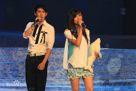 高清罗震环(Kimiko)在旅游卫视《可爱多麦克达人甜蜜派》中的图集