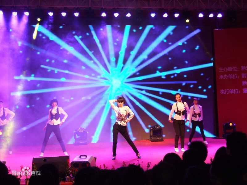 陈童(Charlie)和学生一起排练性感图片图集