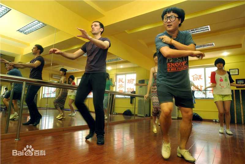 陈童(Charlie)和学生一起排练性感图片图集