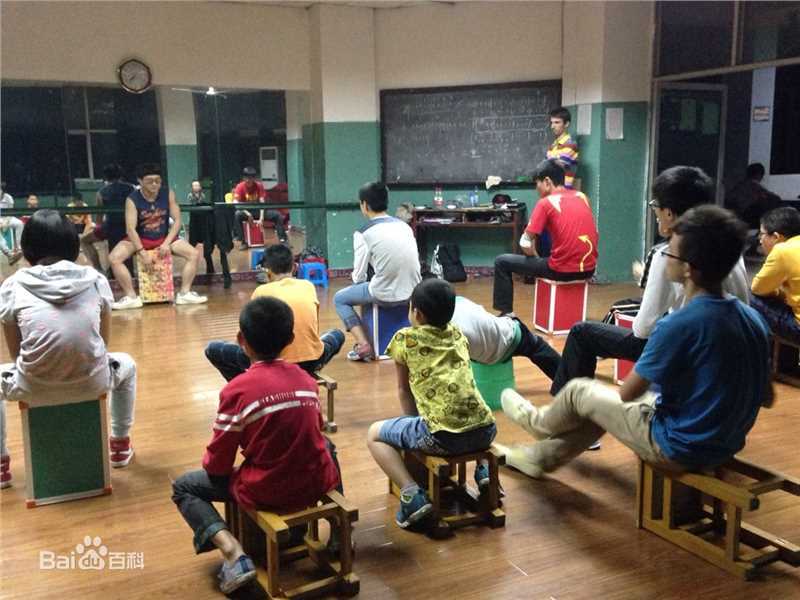 陈童(Charlie)和学生一起排练性感图片图集