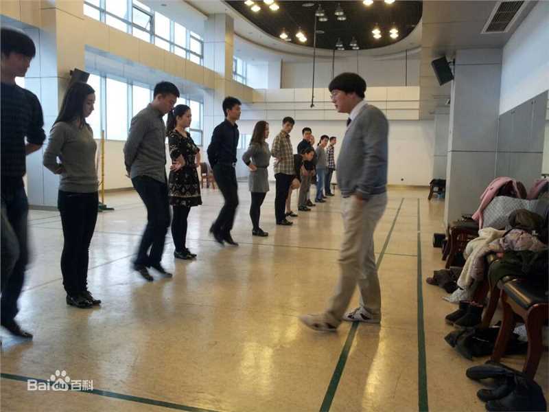 陈童(Charlie)和学生一起排练性感图片图集