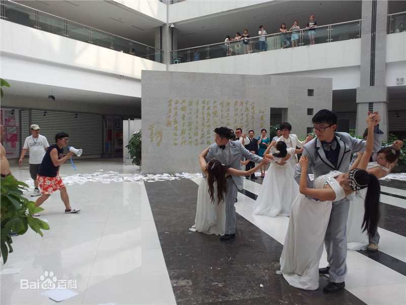 陈童(Charlie)和学生一起排练性感图片图集