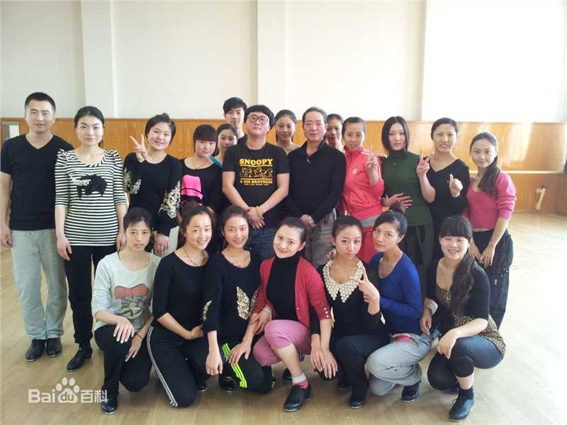 陈童(Charlie)和学生一起排练性感图片图集