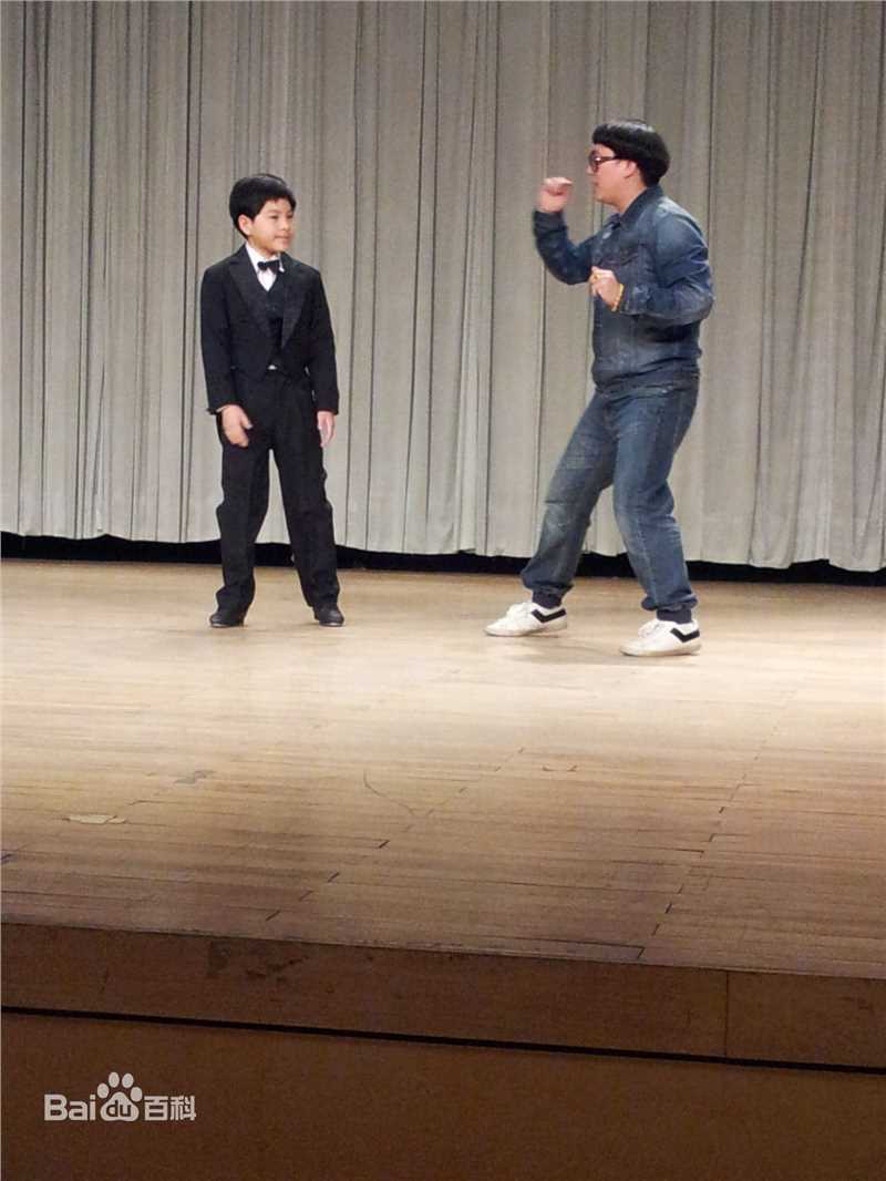 陈童(Charlie)和学生一起排练性感图片图集