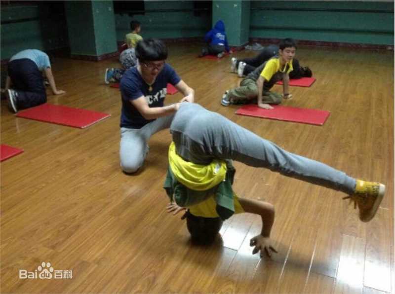 陈童(Charlie)和学生一起排练性感图片图集