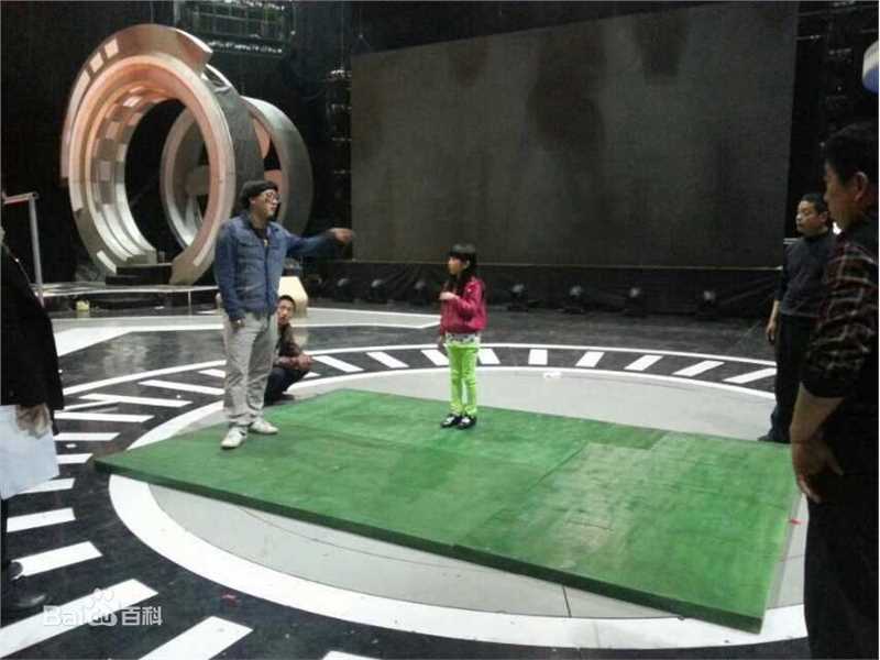 陈童(Charlie)和学生一起排练性感图片图集