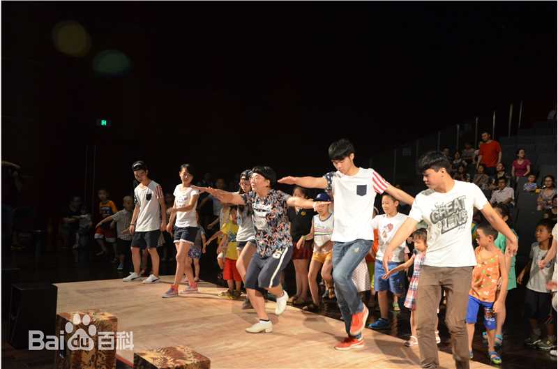 陈童(Charlie)重庆大剧院箱鼓和踢踏舞讲堂前后照片