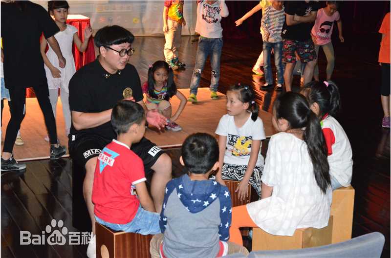 陈童(Charlie)重庆大剧院箱鼓和踢踏舞讲堂前后照片