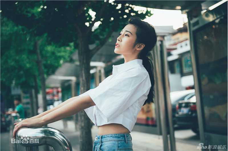 刘洁涵(Lisa)复古街拍清新马尾尽显文艺气质前后照片