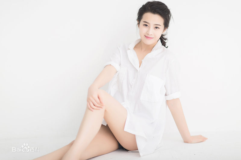 刘洁涵(Lisa)白衬衫慵懒性感 大长腿修长抢镜素颜照相册