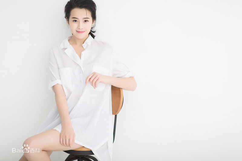 刘洁涵(Lisa)白衬衫慵懒性感 大长腿修长抢镜素颜照相册