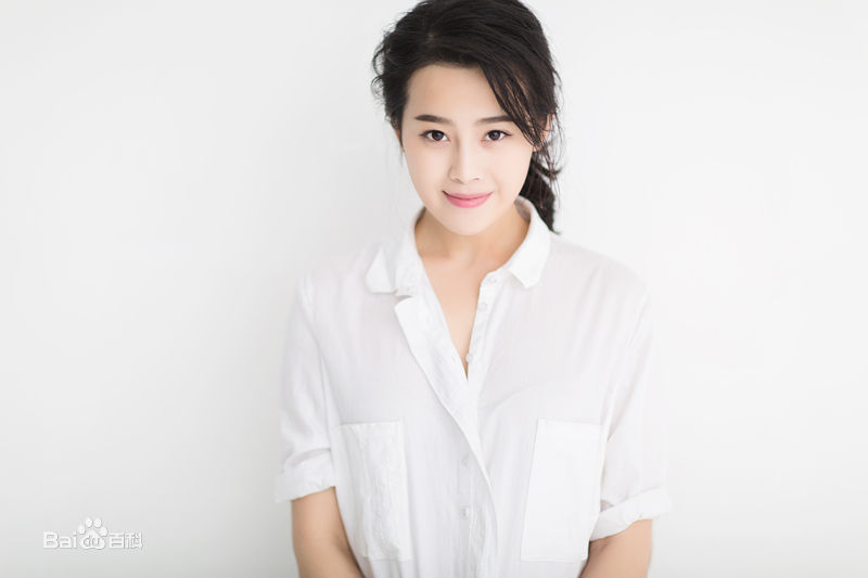 刘洁涵(Lisa)白衬衫慵懒性感 大长腿修长抢镜素颜照相册