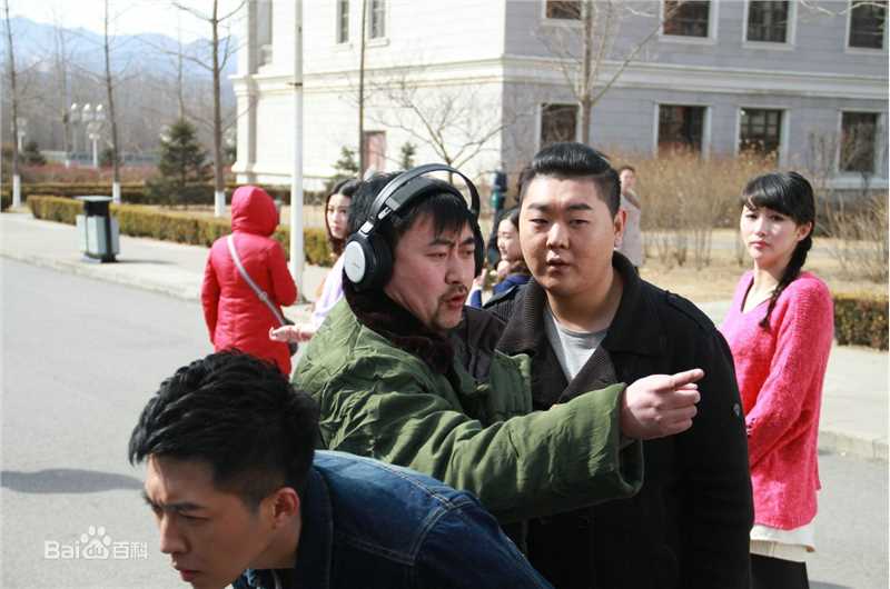 最新张沐在电影《一把钥匙，N把锁》工作照中的图集