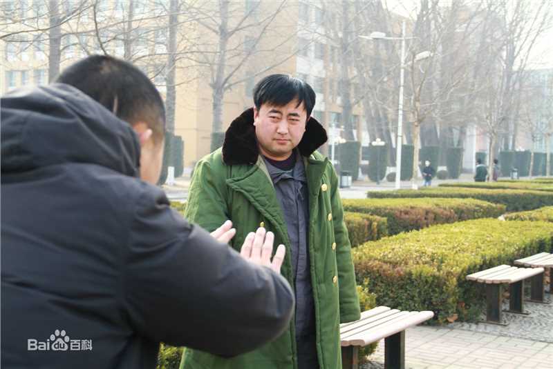 最新张沐在电影《一把钥匙，N把锁》工作照中的图集