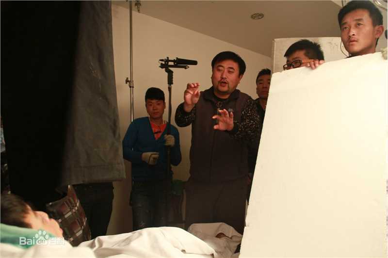 最新张沐在电影《一把钥匙，N把锁》工作照中的图集