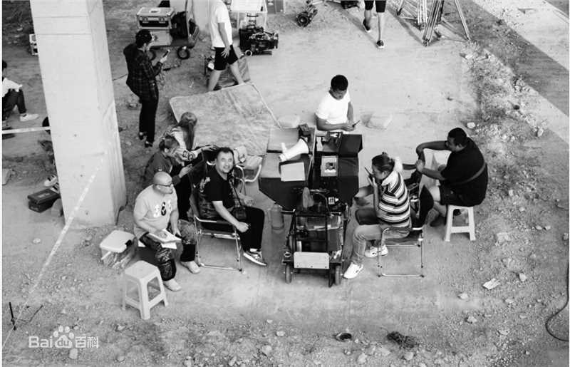 最新张沐在电影《一个笨蛋两个贼》导演工作照中的图集