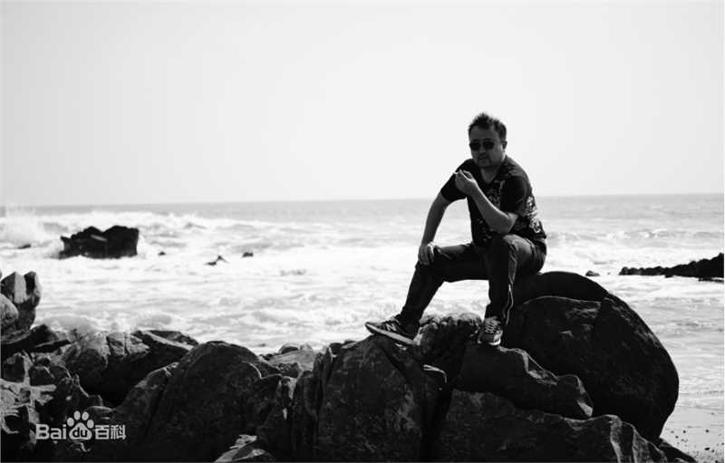 最新张沐在电影《一个笨蛋两个贼》导演工作照中的图集