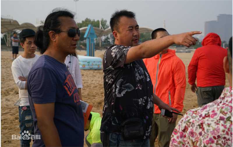 最新张沐在电影《一个笨蛋两个贼》导演工作照中的图集