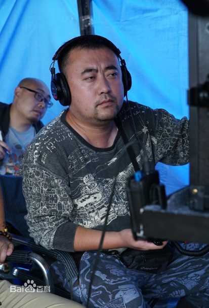 最新张沐在电影《一个笨蛋两个贼》导演工作照中的图集