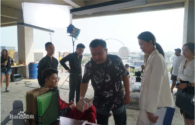 最新张沐在电影《一个笨蛋两个贼》导演工作照中的图集