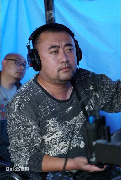 最新张沐在电影《一个笨蛋两个贼》导演工作照中的图集