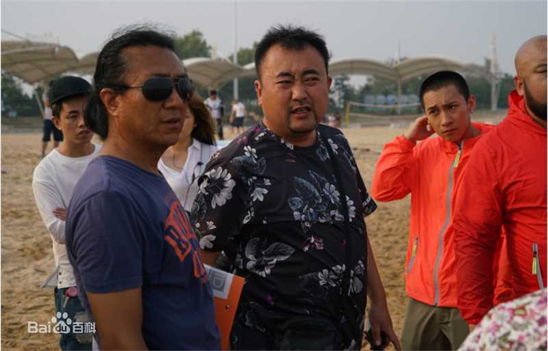 最新张沐在电影《一个笨蛋两个贼》导演工作照中的图集