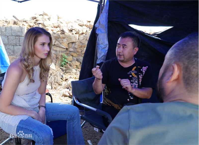 最新张沐在电影《一个笨蛋两个贼》导演工作照中的图集