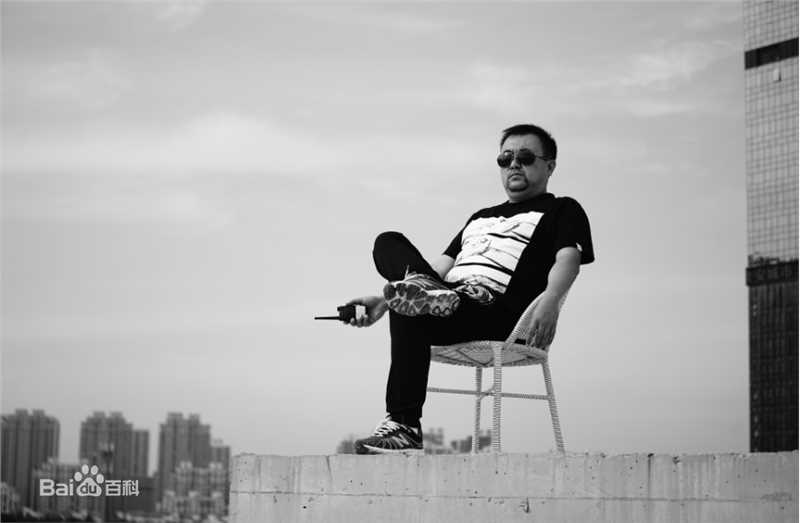 最新张沐在电影《一个笨蛋两个贼》导演工作照中的图集