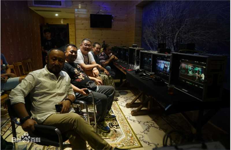 最新张沐在电影《一个笨蛋两个贼》导演工作照中的图集