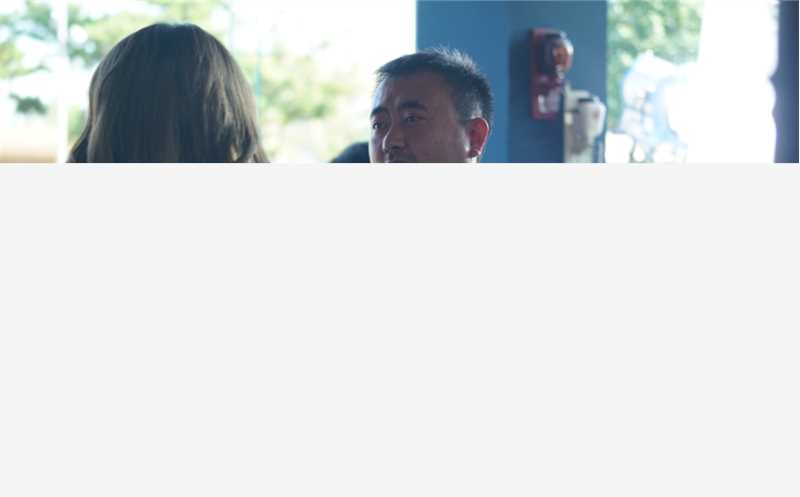 最新张沐在电影《一个笨蛋两个贼》导演工作照中的图集