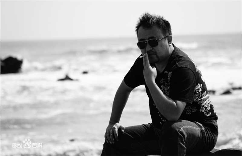 最新张沐在电影《一个笨蛋两个贼》导演工作照中的图集