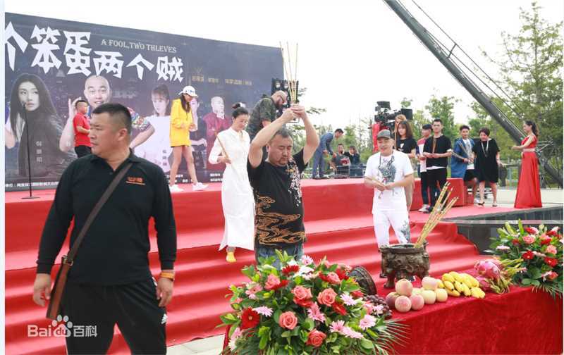 最新张沐在电影《一个笨蛋两个贼》导演工作照中的图集