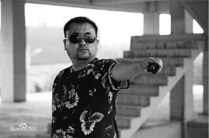 最新张沐在电影《一个笨蛋两个贼》导演工作照中的图集