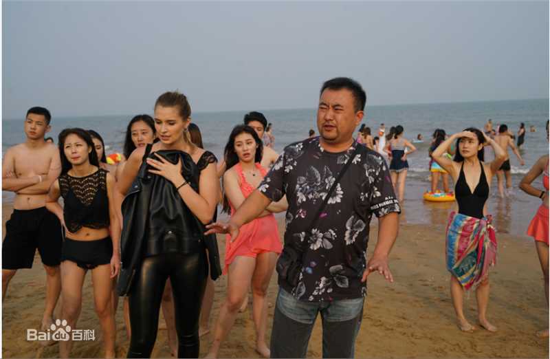 最新张沐在电影《一个笨蛋两个贼》导演工作照中的图集