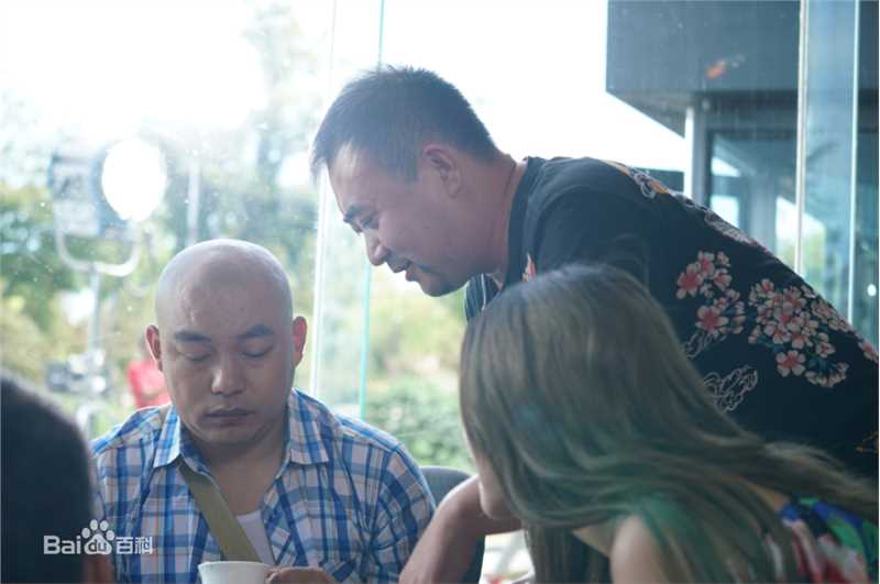 最新张沐在电影《一个笨蛋两个贼》导演工作照中的图集