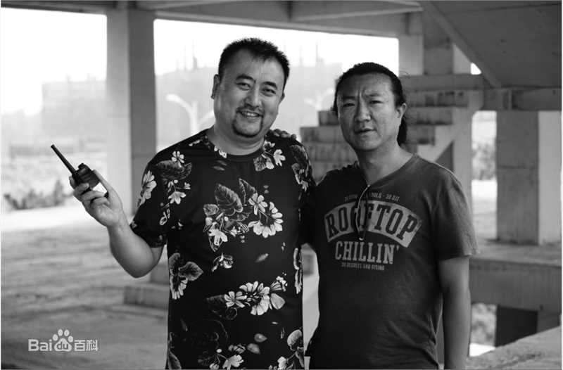 最新张沐在电影《一个笨蛋两个贼》导演工作照中的图集