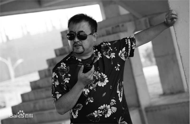 最新张沐在电影《一个笨蛋两个贼》导演工作照中的图集