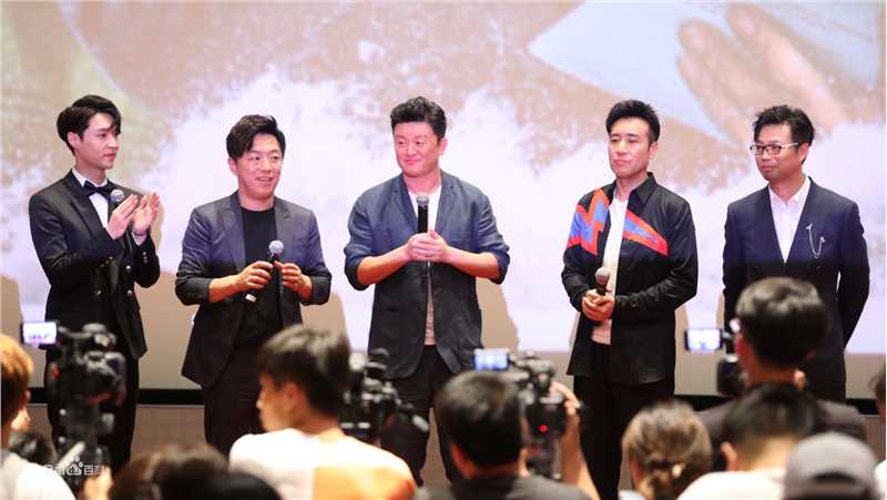 高清张磊在作品《一出好戏》中的图册