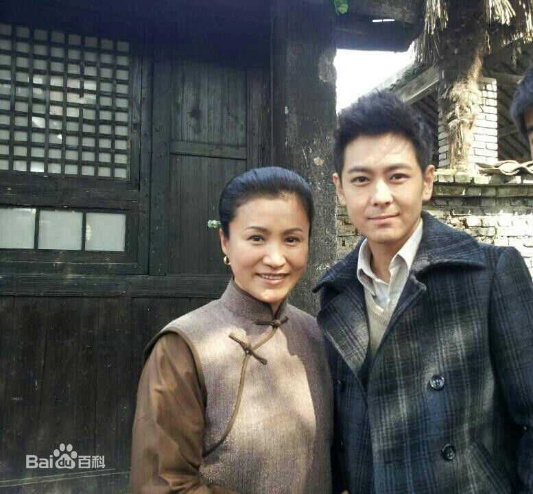 张艺心好友合影性感图片图集