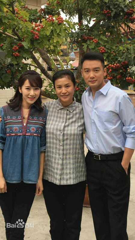 张艺心好友合影性感图片图集