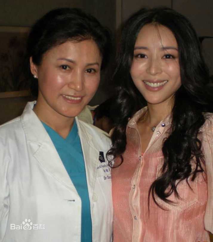 张艺心好友合影性感图片图集