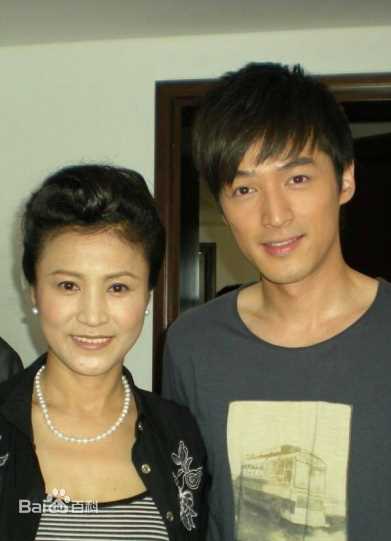 张艺心好友合影性感图片图集