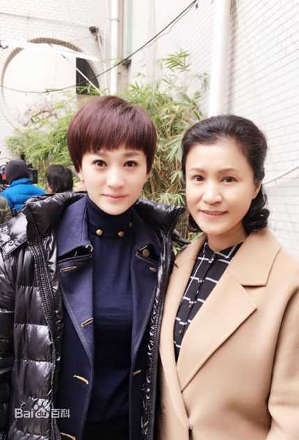 张艺心好友合影性感图片图集