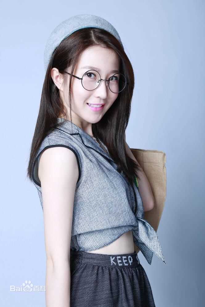 精选周奕彤在《何所冬暖，何所夏凉》饰演露露中的图册