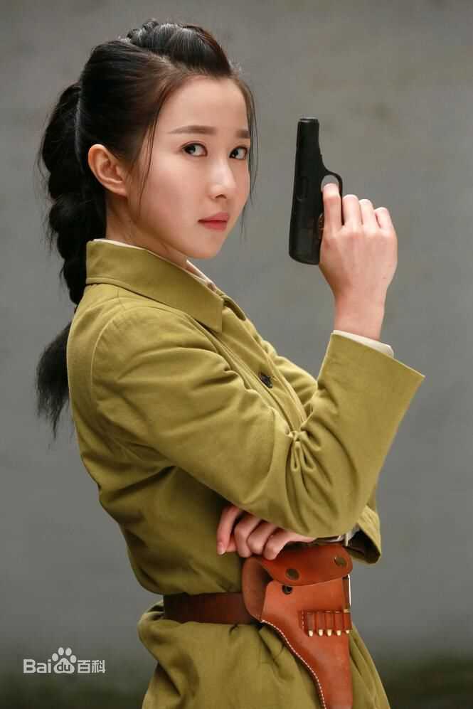 精选周奕彤在《打土匪》饰演龙芷文中的图册