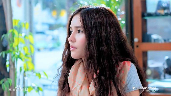 李海娜( 、Sushar Manaying)在《浪漫满屋》Aom中的