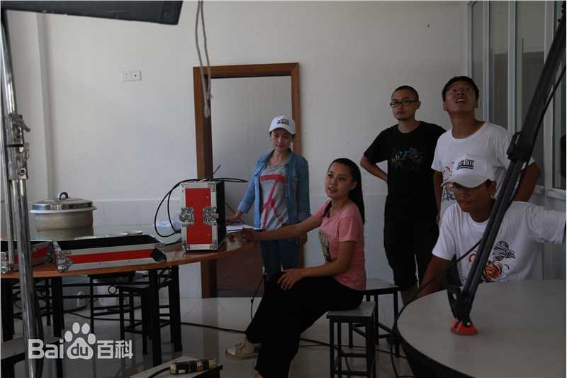 易莉(Lily)在片场性感图片图集