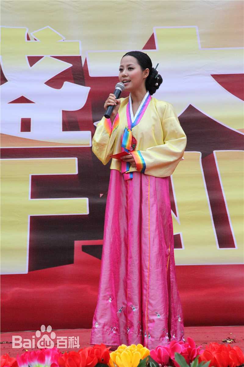 易莉(Lily)担任活动主持前后照片