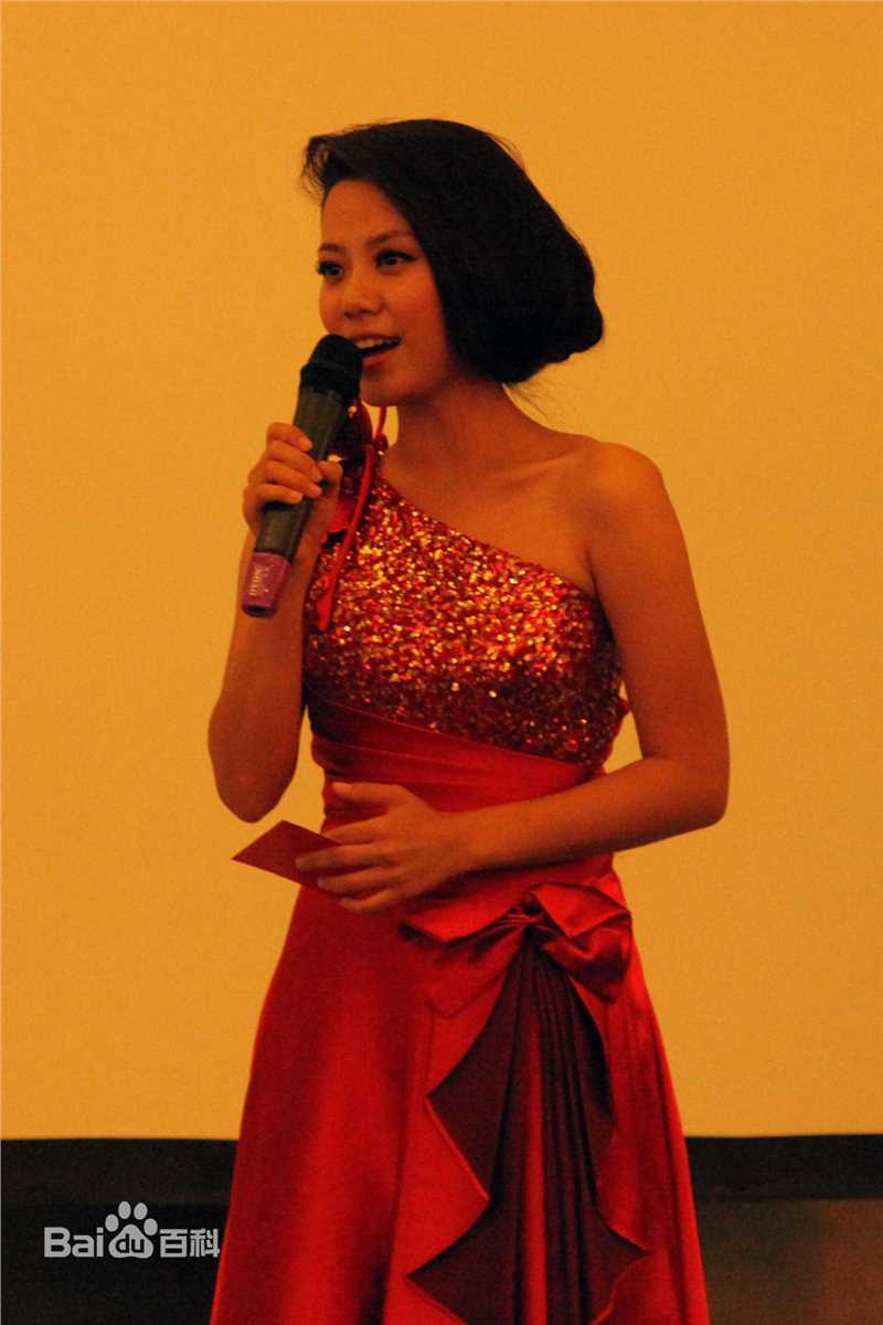 易莉(Lily)担任活动主持前后照片