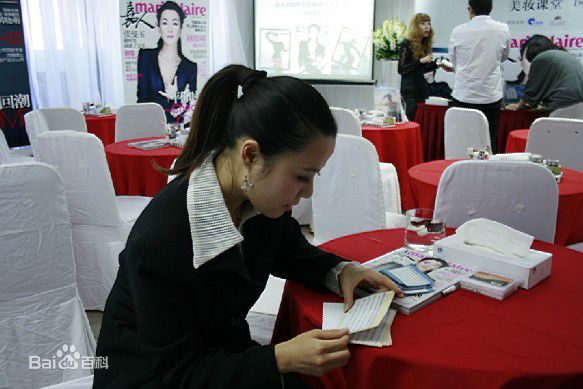 易莉(Lily)担任活动主持前后照片